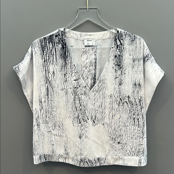 Dkny Tops - DKNY Monochrome Abstract Short Sleeve Top